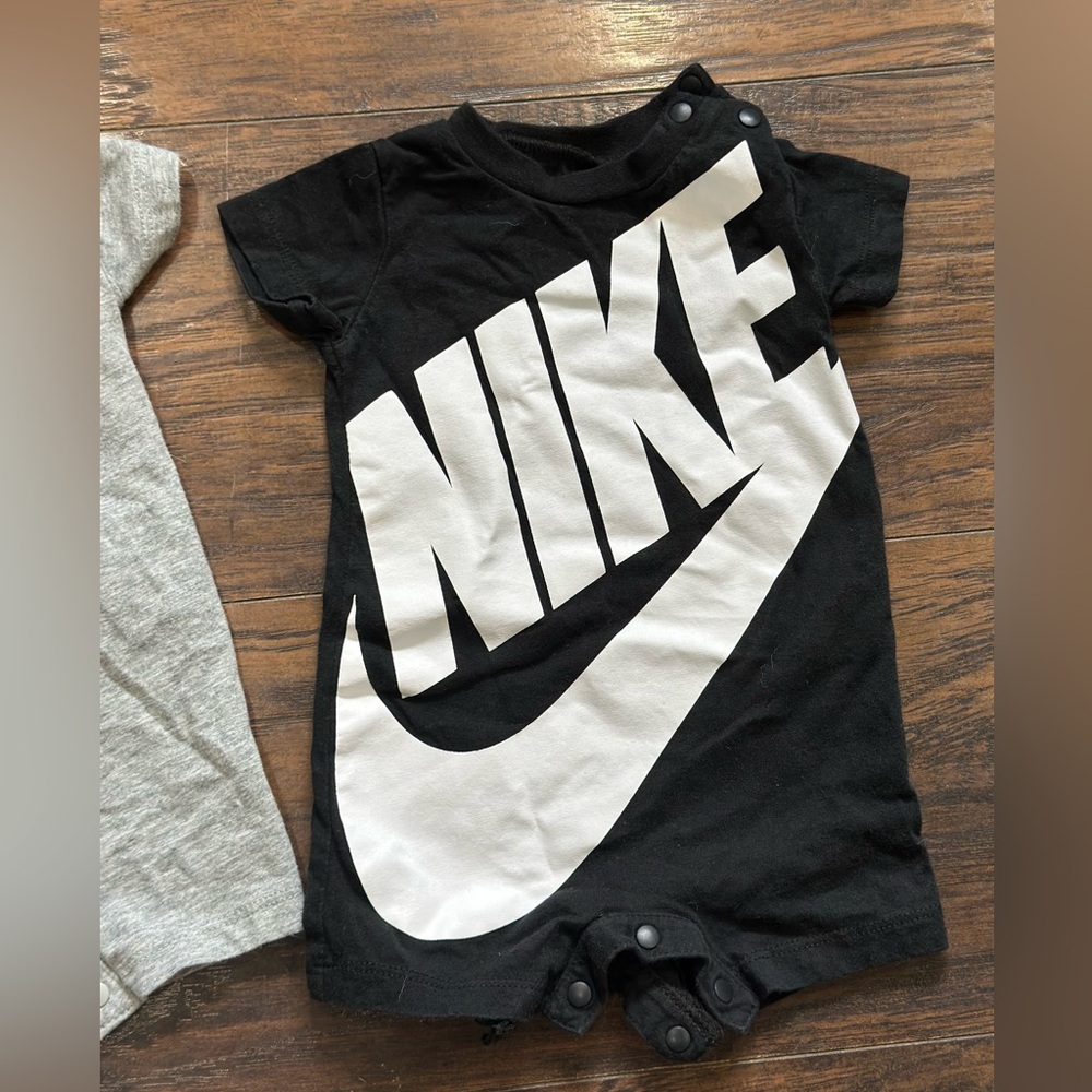 Nike Baby onesies - Picture 3 of 4